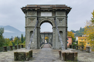 Vorderansicht der Hängebrücke Ponte della Catene über den Fluss Lima in Bagni di Lucca Toskana