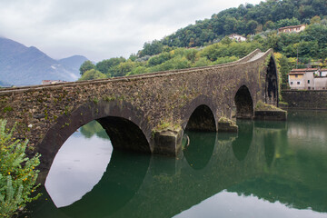 Seitlich perspektivische Ansicht der Ponte della Maddalena - Teufelsbrücke im Herbst