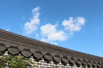 기와 지붕 위에 하늘