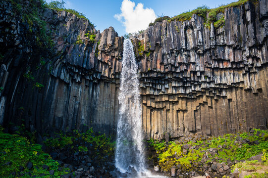 Cascada Svartifoss en el verano de Islandia