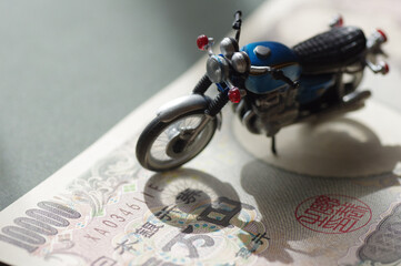 ミニチュアのバイクとお金