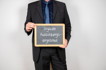 Geschäftsmann mit einer Tafel auf der digitale Ausbildungsangebote steht