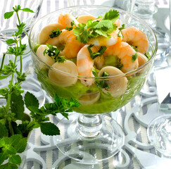 Cocktail de gambas y Palmiro en copa de cristal. Prawn and Palmiro cocktail in a crystal glass. 