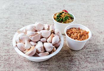 bowl of garlic, dried onions and spice set, assorted vegetables and cooking spices