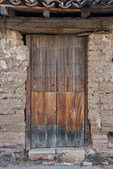 Fachada de puerta antigua de madera con desgaste de pintura con espacio de copia © GERMAN