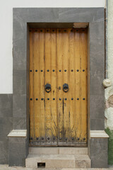 Fachada de puerta antigua de madera con desgaste de pintura con espacio de copia © GERMAN