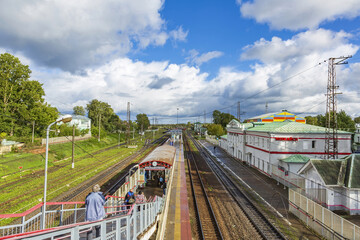 Fototapeta premium Railway platform of the city station in an autumn day. Mozhaysk, Russia