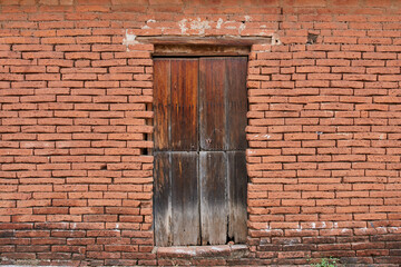 Fachada de puerta antigua de madera con desgaste de pintura con espacio de copia