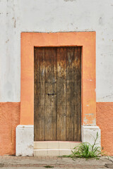 Fachada de puerta antigua de madera con desgaste de pintura con espacio de copia © GERMAN