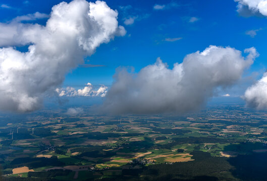 Luftbild unter den Wolken blauer Himmel Landschaft Felder