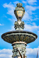 Fototapeta na wymiar Primer plano hermosa fuente ornamentada frente al ayuntamiento de Limoges, Francia