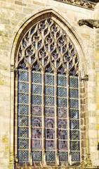 Ventana de estilo gótico en la catedral de Limoges, Francia