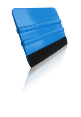 Rakel mit Filzkante freigestellt auf weißem Hintergrund und Spiegelung - blau