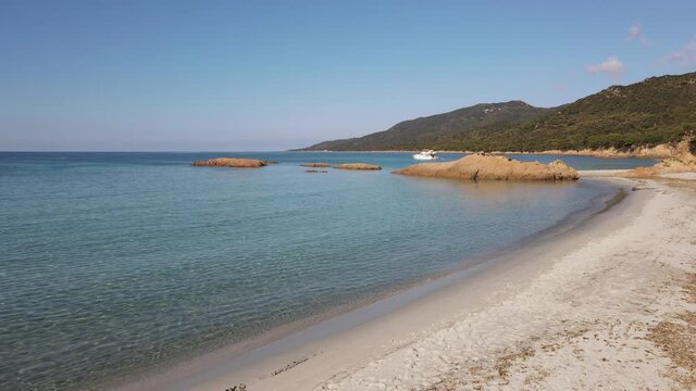 plage paradisiaque et eau turquoise - Corse
