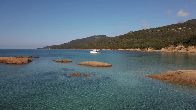 eau turquoise au milieu des rochers rouges - Corse