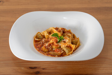 Plato de pasta fresca, tortellini de carne