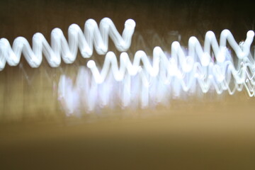 Ilustraciòn abstracta de luz blanca en velocidad con movimiento de reflejo en boke sobre fondo oscuro.