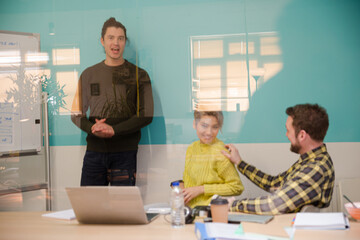 Obraz premium Man standing at whiteboard, leading conference room meeting