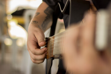 Fototapeta premium MAN PLAYING THE GUITAR AT THE SHOW