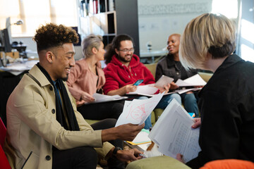 Obraz premium Colleagues discussing paperwork in office