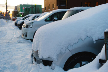 雪に埋もれた車  北海道札幌市
