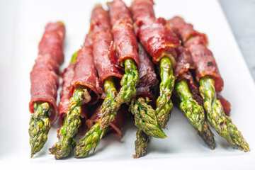 Grilled asparagus with bacon (Turkish name; Pastirmali kuskonmaz ızgara)