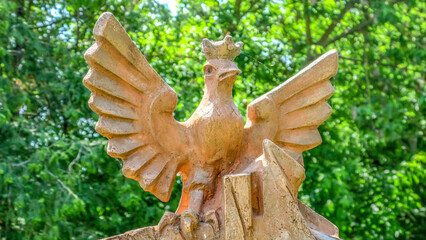 monument to a bird with a crown on his head