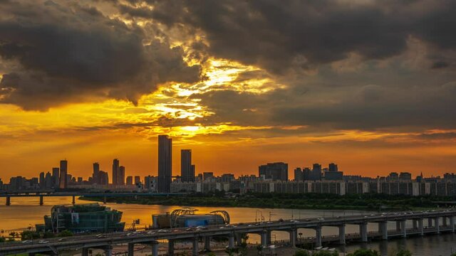 Time lapse 4k sunset located on Han river near banpo bridge time in Seoul city South Korea twilight time view 18 july 2021