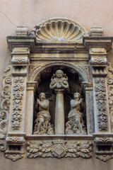 Fototapeta na wymiar Detalle estatuas en fachada edificio romanico