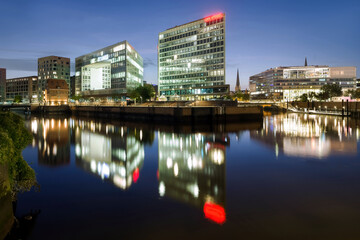 Hafen Hamburg am Ericusgraben Blaue Stunde