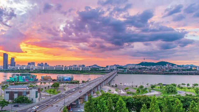 Time lapse 4k sunset located on Han river near banpo bridge time in Seoul city South Korea twilight time view 18 july 2021