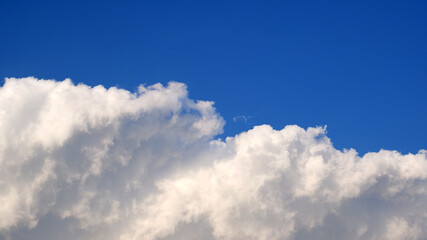 Fototapeta na wymiar beautiful clouds on a blue day