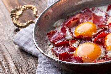 Traditional Turkish food; fried eggs with bacon. Turkish name; Pastirmali yumurta