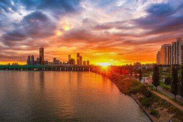 Fototapeta premium Sunset on the Hangang River of Banpo Bridge in Seoul South Korea