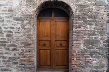 Fototapeta na wymiar old wooden door in wall