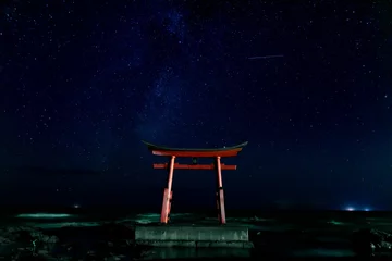 Tuinposter 海に建つ鳥居の夜景  北海道初山別村 © tkyszk