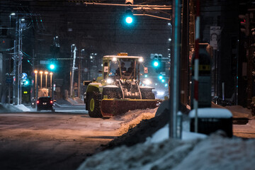 夜の街を除雪する重機  北海道札幌市