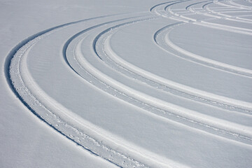 Fototapeta na wymiar 雪の上を走った車の軌跡