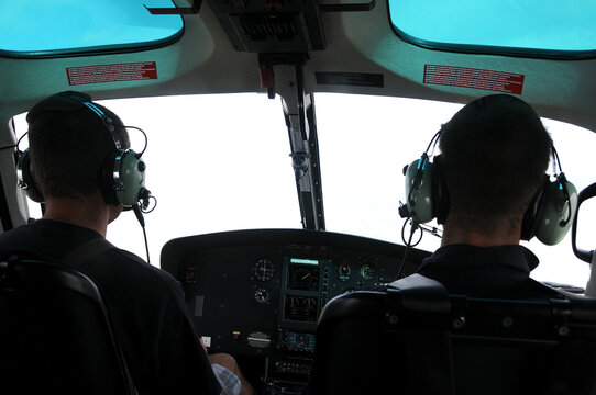 Cabina de helicóptero con piloto y copiloto volando 