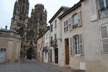 Fototapeta na wymiar houses and saint-etienne cathedral in toul in lorraine (france)