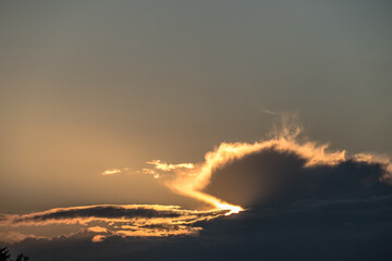 Wolkenhimmel bei Sonnenuntergang