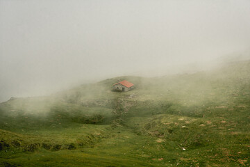 Collado del Frade, Picos de Europa. Cabaña entre la niebla.