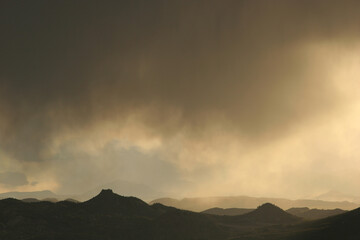 Cielo nuboso con virgas de nieve al atardecer. Comarca del Noroeste de Murcia (España).