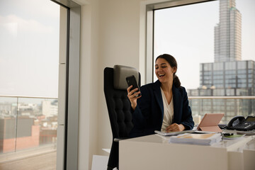 Fototapeta premium Businesswoman using smartphone in office