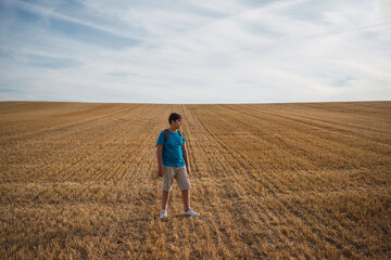 Naklejka na ściany i meble boy in a dry field