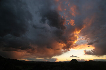 Atardecer con cielo nuboso. Murcia (España).