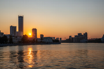 Fototapeta premium Sunset on a pond in the center of the city. Yekaterinburg, Russia