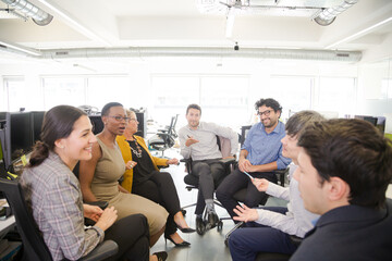 Obraz premium Business people meeting at computer in open plan office