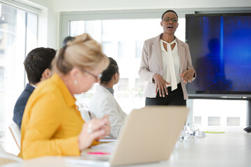 Obraz premium Businesswoman leading conference room meeting