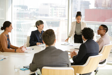 Obraz premium Businesswoman leading conference room meeting